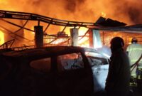 Terdapat banyak kendala dihadapi petugas dalam memadamkan api mulai dari sulitnya akses air hingga rusaknya satu armada damkar yang menyebabkan api baru bisa dijinakkan setelah empat jam lebih, Rabu (12/8/26) pagi.