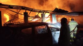 Terdapat banyak kendala dihadapi petugas dalam memadamkan api mulai dari sulitnya akses air hingga rusaknya satu armada damkar yang menyebabkan api baru bisa dijinakkan setelah empat jam lebih, Rabu (12/8/26) pagi.