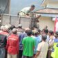 Macan kumbang berhasil dievakuasi dari belakang rumah warga Desa Gunungsari setelah sebelumnya dipergoki berada di kandang ayam, Rabu (12/8/26). Foto : Istimewa