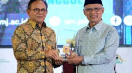 Ketua Dewan Pers Prof. Dr. Komaruddin Hidayat, M.A., Ph.D. menyerahkan Kartu Wartawan Utama kepada Ketum PP Muhammadiyah Prof. Dr. Haedar Nashir, M.Si. di UMJ, Kamis (13/8/26). Foto : Istimewa