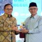 Ketua Dewan Pers Prof. Dr. Komaruddin Hidayat, M.A., Ph.D. menyerahkan Kartu Wartawan Utama kepada Ketum PP Muhammadiyah Prof. Dr. Haedar Nashir, M.Si. di UMJ, Kamis (13/8/26). Foto : Istimewa