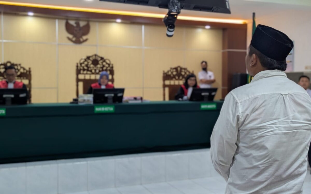 Penasehat hukum Gacon membuka opsi praperadilan bila fakta adanya TKP kedua yang terungkap dalam persidangan dan melibatkan sejumlah pihak lain tidak diproses oleh penyidik maupun penuntut umum, Kamis (13/8/26).