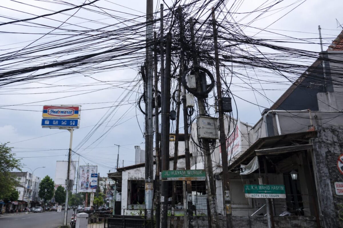 Jaringan kabel internet milik sejumlah provider yang beroperasi di Kota Pekalongan bakal ditertibkan menyusul peraturan daerah (Perda) sedang dibahas bersama dengan DPRD, Kamis (13/8/26).