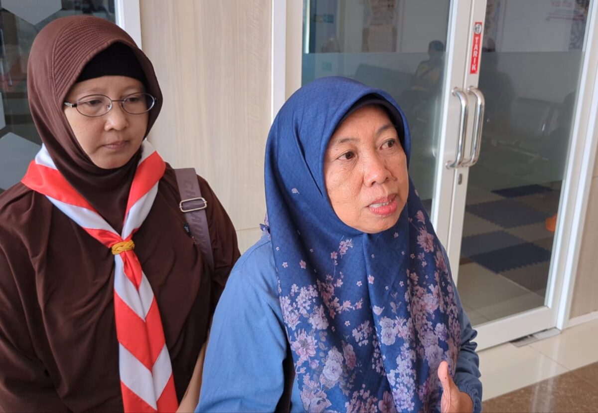 Kepala Sekolah SMP N 6 Pekalongan lama Qurrataini yang karib dipanggil Anik (depan) memberikan keterangan kepada wartawan saat di RSUD Bendan sementara di belakangnya Plt kepala sekolah baru menjabat, Jumat (14/8/26).