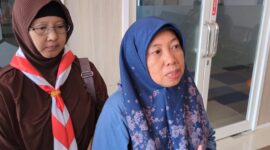 Kepala Sekolah SMP N 6 Pekalongan lama Qurrataini yang karib dipanggil Anik (depan) memberikan keterangan kepada wartawan saat di RSUD Bendan sementara di belakangnya Plt kepala sekolah baru menjabat, Jumat (14/8/26).
