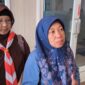 Kepala Sekolah SMP N 6 Pekalongan lama Qurrataini yang karib dipanggil Anik (depan) memberikan keterangan kepada wartawan saat di RSUD Bendan sementara di belakangnya Plt kepala sekolah baru menjabat, Jumat (14/8/26).