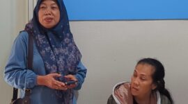 Kepala Sekolah SMP Negeri 6 Pekalongan yang lama (sekarang SMP 8 Pekalongan) Qurrataini yang karib disapa Anik (berdiri) menjenguk korban F di ruang perawatan RSUD Bendan Kota Pekalongan, Jumat (14/8/26).