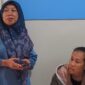 Kepala Sekolah SMP Negeri 6 Pekalongan yang lama (sekarang SMP 8 Pekalongan) Qurrataini yang karib disapa Anik (berdiri) menjenguk korban F di ruang perawatan RSUD Bendan Kota Pekalongan, Jumat (14/8/26).