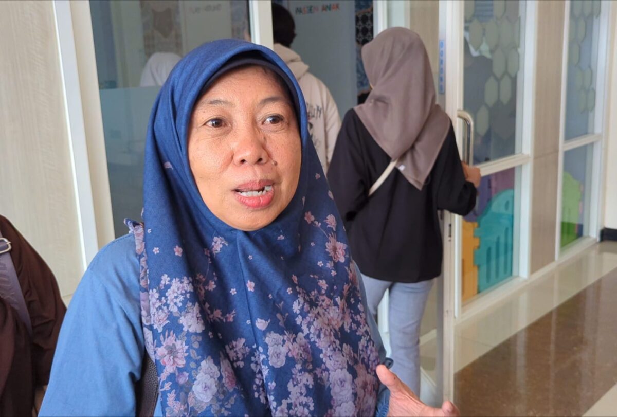 Kepala Sekolah SMP Negeri 6 Qurrataini atau Anik (sekarang SMPN 8) mendampingi Plt kepala sekolah baru memberikan keterangan kepada sejumlah wartawan di RSUD Bendan, Jumat (14/8/26).