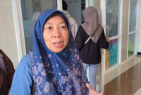 Kepala Sekolah SMP Negeri 6 Qurrataini atau Anik (sekarang SMPN 8) mendampingi Plt kepala sekolah baru memberikan keterangan kepada sejumlah wartawan di RSUD Bendan, Jumat (14/8/26).