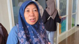 Kepala Sekolah SMP Negeri 6 Qurrataini atau Anik (sekarang SMPN 8) mendampingi Plt kepala sekolah baru memberikan keterangan kepada sejumlah wartawan di RSUD Bendan, Jumat (14/8/26).