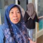 Kepala Sekolah SMP Negeri 6 Qurrataini atau Anik (sekarang SMPN 8) mendampingi Plt kepala sekolah baru memberikan keterangan kepada sejumlah wartawan di RSUD Bendan, Jumat (14/8/26).