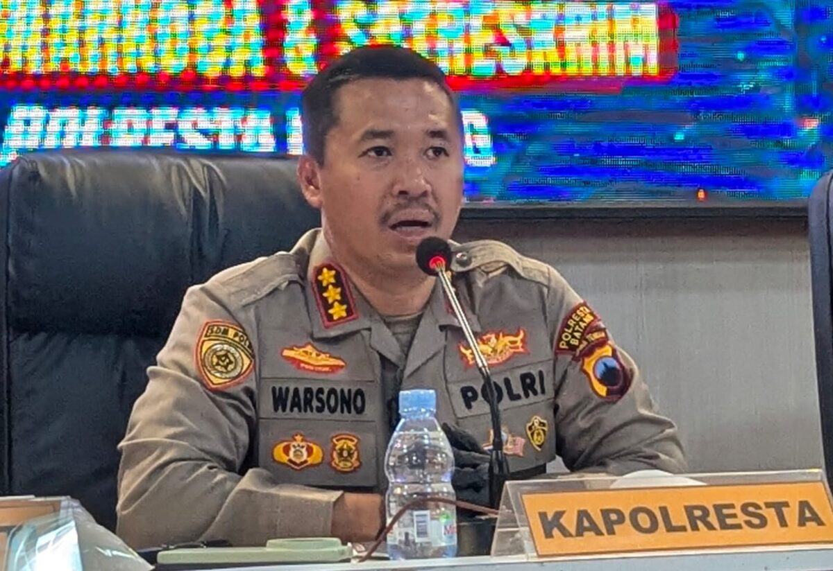 Kapolresta Batang Kombes Pol Warsono mengungkap modus pelaku pemerasan terhadap korban dengan merayu agar dikirimkan foto bugil dengan modal rayuan sehingga berujung pemerasan, Jumat (14/8/26).