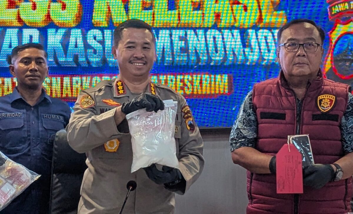 Kapolresta Batang Kombes Pol Warsono memperlihatkan barang bukti sabu seberat 779 gram dalam Press Release di Aula Rupatama, Jumat (14/8/26).