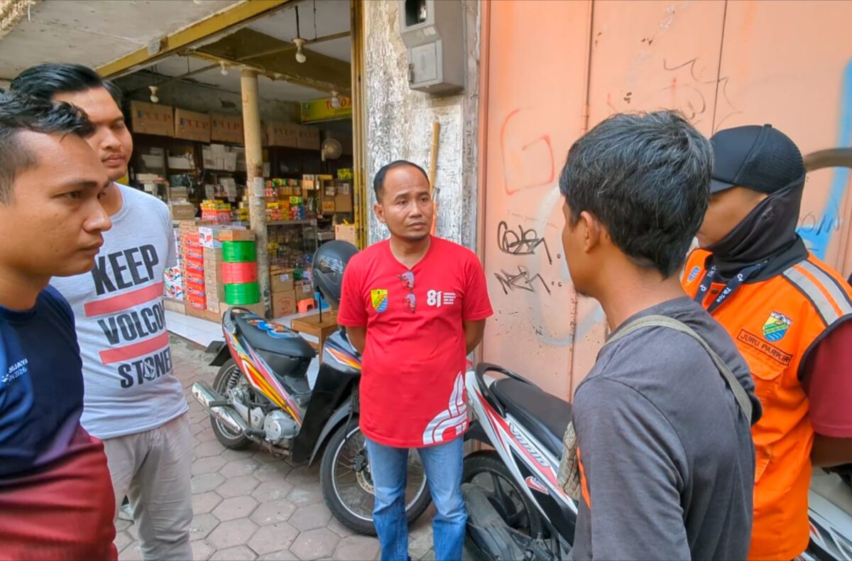 Petugas Dishub Kota Pekalongan mendatangi lokasi parkir di Jalan Hayamwuruk yang viral untuk mendapatkan klarifikasi dari jukir resmi di lokasi kejadian, Jumat (14/8/26).