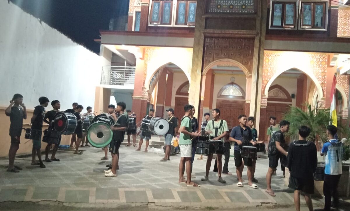 Belasan anggota MB Juanda berlatih marching band di Halaman Masji Al-Hikmah Desa Pangkah, Jumat (14/8/26). Foto Istimewa