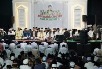 KH Ubaidullah Shodaqoh memberikan tausiyah di Maulidurrosulillah SAW dan Haul Ke-27 KH Amirin Much Kurdi bin Abdul Halim bin KH Hasan pendiri Majelis Ta'lim Al Maliki Jenggot Kota Pekalongan, Sabtu (15/8/26) malam.