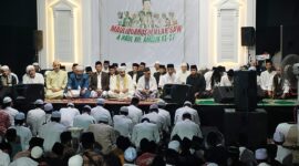 KH Ubaidullah Shodaqoh memberikan tausiyah di Maulidurrosulillah SAW dan Haul Ke-27 KH Amirin Much Kurdi bin Abdul Halim bin KH Hasan pendiri Majelis Ta'lim Al Maliki Jenggot Kota Pekalongan, Sabtu (15/8/26) malam.