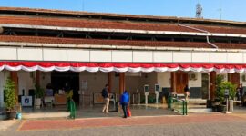 Stasiun Pekalongan bersolek tema merah putih menyambut Hut ke-81 Kemerdekaan Republik Indonesia, Minggu (16/8/26). Foto : Istimewa