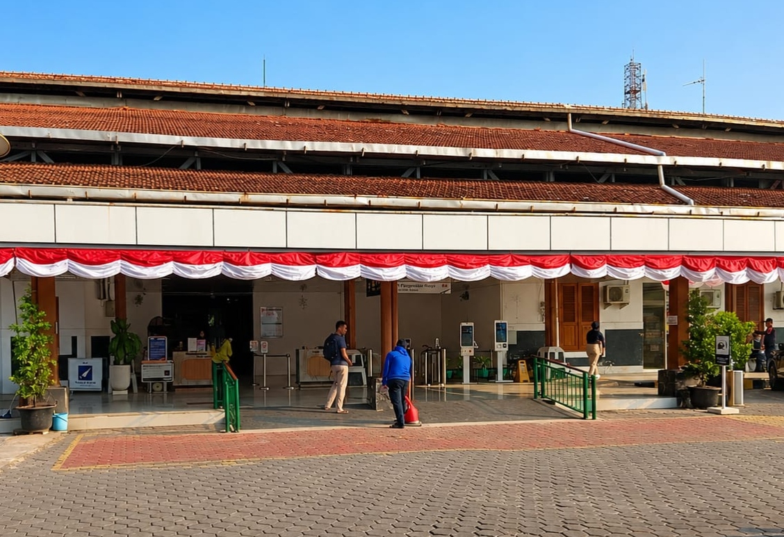 Stasiun Pekalongan bersolek tema merah putih menyambut Hut ke-81 Kemerdekaan Republik Indonesia, Minggu (16/8/26). Foto : Istimewa