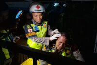 Seorang polisi menjadi korban kericuhan konser musik di Kecamatan Bojong, Sabtu (15/8/26). Foto: Istimewa