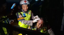 Seorang polisi menjadi korban kericuhan konser musik di Kecamatan Bojong, Sabtu (15/8/26). Foto: Istimewa