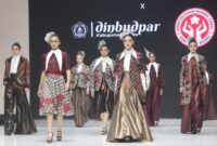 Batik Salem khas Kabupaten Brebes mejeng di Jogja Fashion Weeks (JFW) 2026 melalui desainer Defrico Audy, Sabtu (15/8/26). Foto: Istimewa