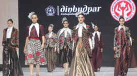 Batik Salem khas Kabupaten Brebes mejeng di Jogja Fashion Weeks (JFW) 2026 melalui desainer Defrico Audy, Sabtu (15/8/26). Foto: Istimewa
