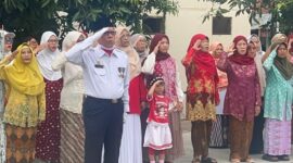 Barisan lansia warga Komplek Perumahan Podosugih Kota Pekalongan dengan posisi tegap terlihat memberikan penghormatan upacara bendera di Hari Kemerdekaan, Senin (17/8/26). Foto : Istimewa