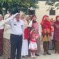 Barisan lansia warga Komplek Perumahan Podosugih Kota Pekalongan dengan posisi tegap terlihat memberikan penghormatan upacara bendera di Hari Kemerdekaan, Senin (17/8/26). Foto : Istimewa