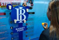 Bunga (19) salah satu pengunjung yang beberapa kali memperoleh keberuntungan memenangkan permainan basket pong di Boot BI Tegal dalam Pekan QRIS Nasional di Jalan Veteran, Kabupaten Batang, Senin (17/8/26).