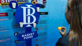 Bunga (19) salah satu pengunjung yang beberapa kali memperoleh keberuntungan memenangkan permainan basket pong di Boot BI Tegal dalam Pekan QRIS Nasional di Jalan Veteran, Kabupaten Batang, Senin (17/8/26).