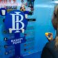 Bunga (19) salah satu pengunjung yang beberapa kali memperoleh keberuntungan memenangkan permainan basket pong di Boot BI Tegal dalam Pekan QRIS Nasional di Jalan Veteran, Kabupaten Batang, Senin (17/8/26).
