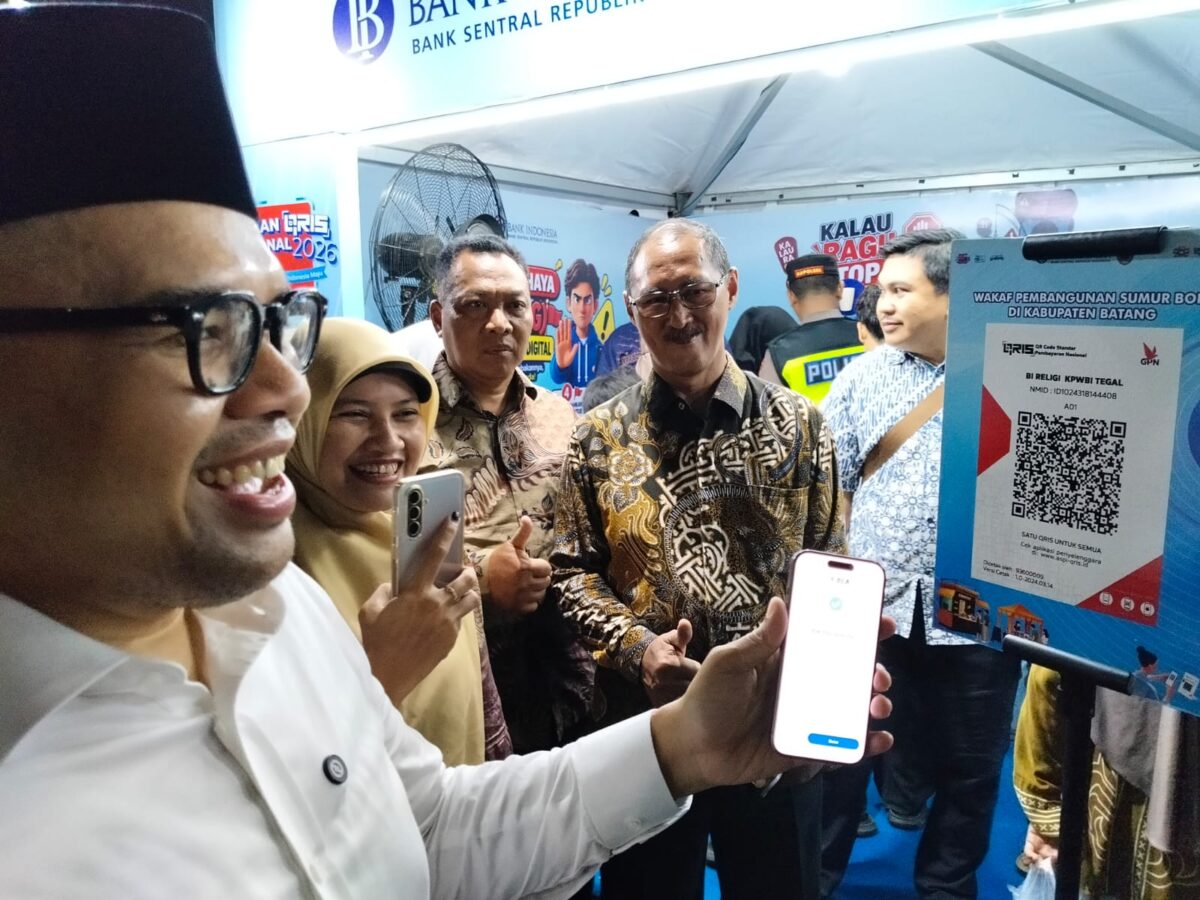 Bupati Batang M Faiz Kurniawan melakukan scan QRIS untuk ikut berdonasi di Booth BI Tegal dalam kegiatan Pekan QRIS Nasional 2026 sekaligus resepsi peringatan HUT Ke-81 Kemerdekaan RI yang berlangsung di Jalan Veteran, Senin (15/8/26) malam.