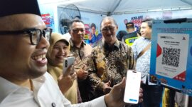 Bupati Batang M Faiz Kurniawan melakukan scan QRIS untuk ikut berdonasi di Booth BI Tegal dalam kegiatan Pekan QRIS Nasional 2026 sekaligus resepsi peringatan HUT Ke-81 Kemerdekaan RI yang berlangsung di Jalan Veteran, Senin (15/8/26) malam.
