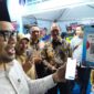 Bupati Batang M Faiz Kurniawan melakukan scan QRIS untuk ikut berdonasi di Booth BI Tegal dalam kegiatan Pekan QRIS Nasional 2026 sekaligus resepsi peringatan HUT Ke-81 Kemerdekaan RI yang berlangsung di Jalan Veteran, Senin (15/8/26) malam.