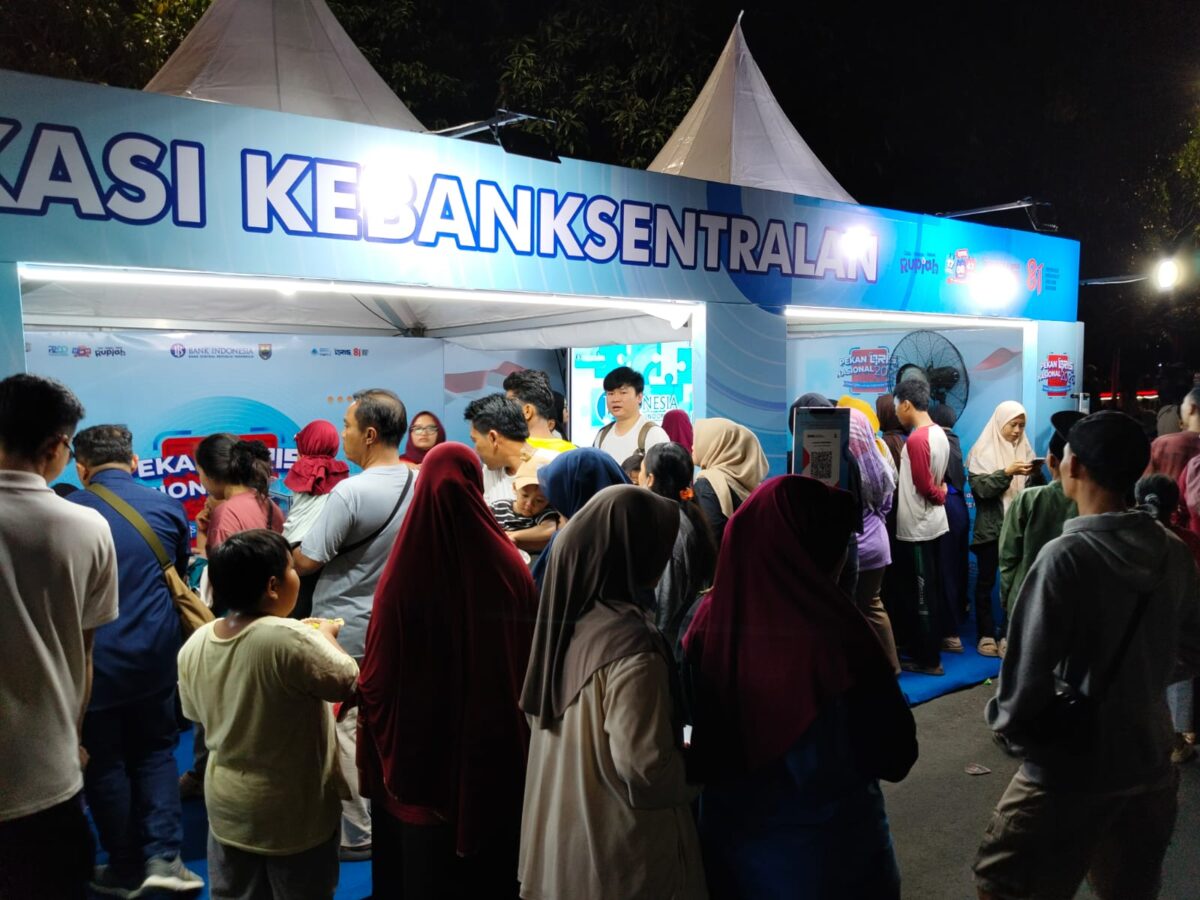 Selain kuliner UMKM, Booth Bank Indonesia Tegal di Jalan Veteran Batang juga paling ramai diburu pengunjung karena menyediakan sembako yang dikemas dalam permainan interaktif, Senin (17/8/26).