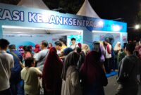 Selain kuliner UMKM, Booth Bank Indonesia Tegal di Jalan Veteran Batang juga paling ramai diburu pengunjung karena menyediakan sembako yang dikemas dalam permainan interaktif, Senin (17/8/26).