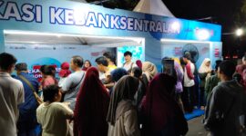Selain kuliner UMKM, Booth Bank Indonesia Tegal di Jalan Veteran Batang juga paling ramai diburu pengunjung karena menyediakan sembako yang dikemas dalam permainan interaktif, Senin (17/8/26).