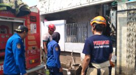 Petugas pemadam kebakaran masih melakukan pendinginan setelah api  yang membakar rumah dua lantai di Desa Karangjompo berhasil dijinakkan, Selasa (18/8/26).