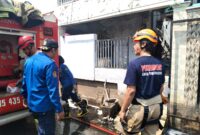 Kebakaran rumah dua lantai di Desa Karangjompo yang berbatasan dengan Kota Pekalongan melahap 80 persen bangunan, Selasa (18/8/26).