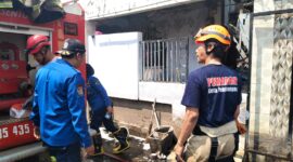 Kebakaran rumah dua lantai di Desa Karangjompo yang berbatasan dengan Kota Pekalongan melahap 80 persen bangunan, Selasa (18/8/26).