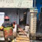Petugas pemadam kebakaran sedang melakukan pendinginan dengan terus menyemprotkan air untuk memastikan seluruh titik api padam, Selasa (18/8/26).