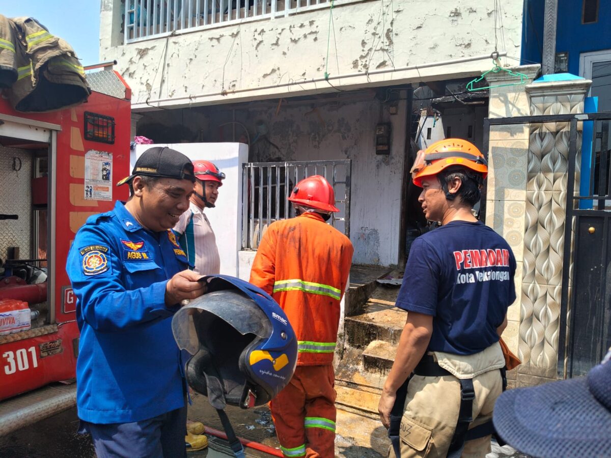Petugas pemadam kebakaran masih terus melakukan pendinginan untuk memastikan semua titik api padam, Selasa (18/8/26).