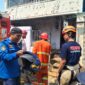 Petugas pemadam kebakaran masih terus melakukan pendinginan untuk memastikan semua titik api padam, Selasa (18/8/26).