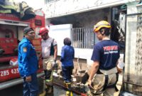 Petugas Damkar Kota Pekalongan usai melakukan pendinginan kebakaran rumah di Desa Karangjompo, Selasa (18/9/26).