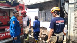 Petugas Damkar Kota Pekalongan usai melakukan pendinginan kebakaran rumah di Desa Karangjompo, Selasa (18/9/26).