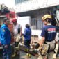 Petugas Damkar Kota Pekalongan usai melakukan pendinginan kebakaran rumah di Desa Karangjompo, Selasa (18/9/26).