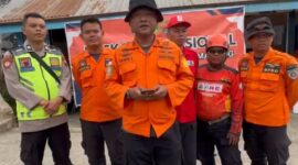 Basarnas menyiapkan peralatan khusus untuk mengevakuasi pendaki Gunung Slamet yang dilaporkan jatuh ke kawah, Selasa (18/8/26).