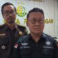 Kasi Pidus didampingi Kasi Intel Kejari Kota Pekalongan Yugo Susandi menyebut dugaan kasus pengadaan fiktif dan voucher tahun 2022-2023 menyeret empat nama pejabat Perumda Tirtayasa hingga ditetapkan sebagai tersangka, Selasa (18/8/26).